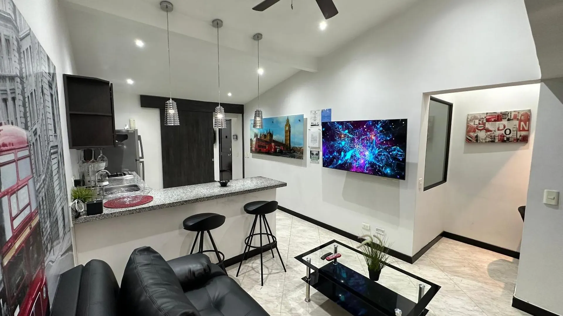 London Suites, By Poblado Suites Medellín