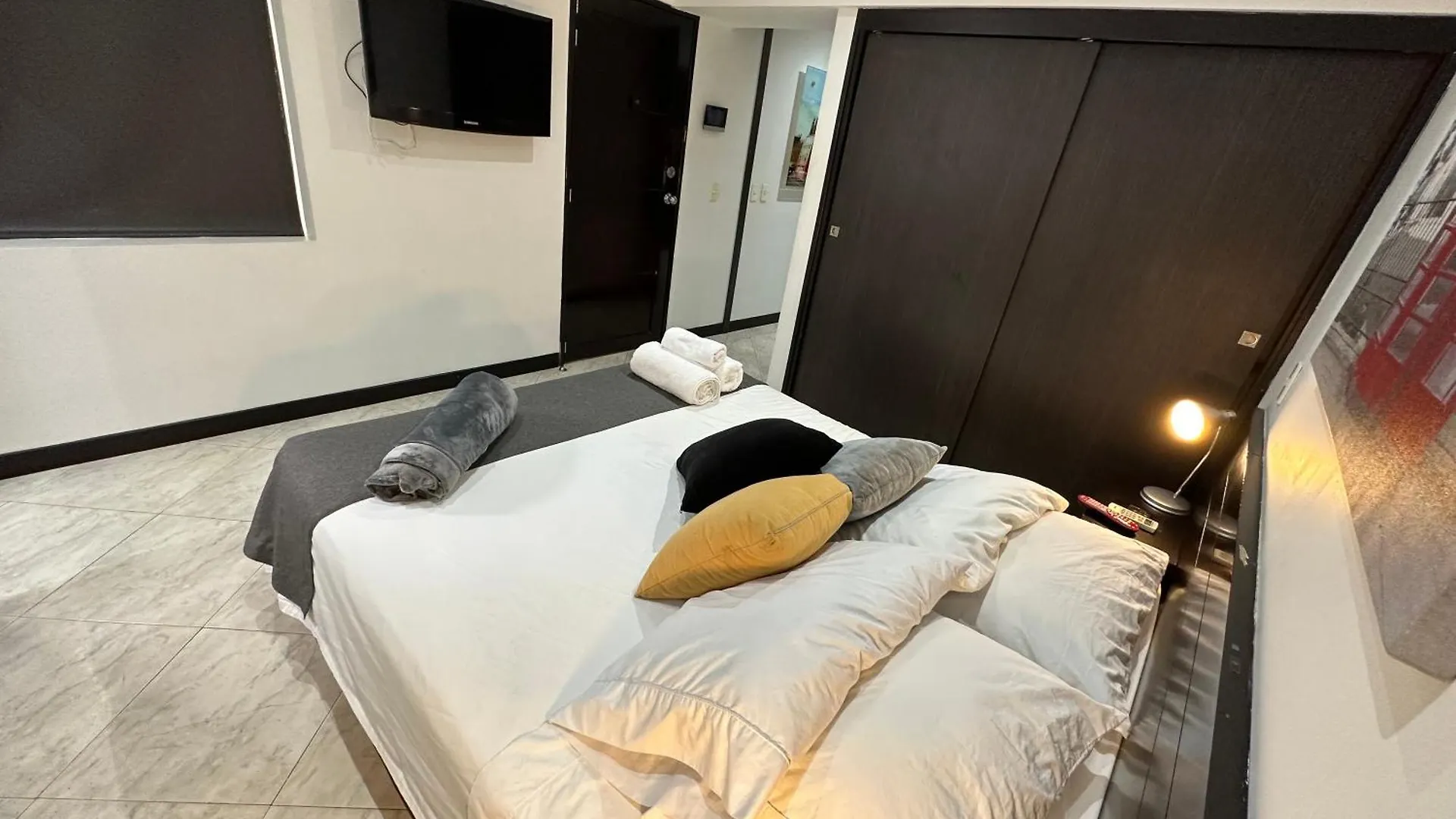 London Suites, By Poblado Suites Medellín